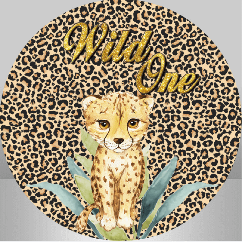Cute cheetah and jungle leaves with "Wild One" text on a birthday backdrop for kids’ parties.