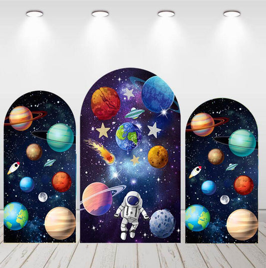 Copertina dello sfondo dell'arco dell'astronauta dello spazio esterno dell'universo per il compleanno dei ragazzi