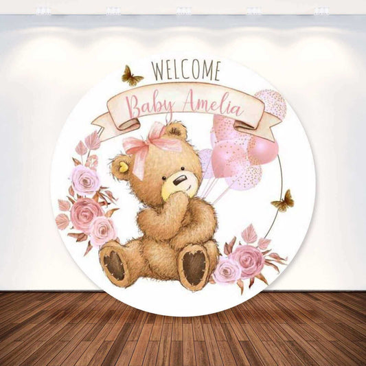 Бурый медведь приветствует новорожденных девочек на праздновании дня рождения на круглом фоне