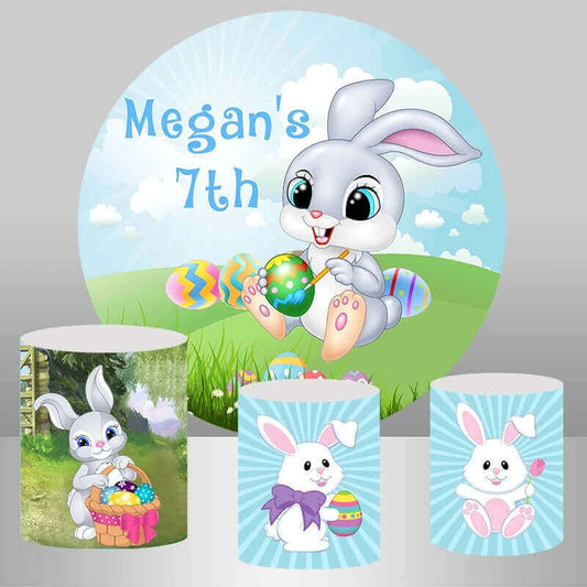 Sfondo per la festa del 7° compleanno dei bambini con uovo di Pasqua, erba verde, coniglio