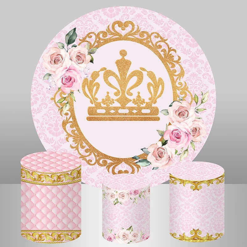 Sfondo rotondo per festa di compleanno con fiori rosa e corona d'oro della principessa