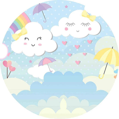 Taivaan pilvet ja sateenkaarisydän ilmapallot syntymäpäiväjuhlan pyöreä tausta