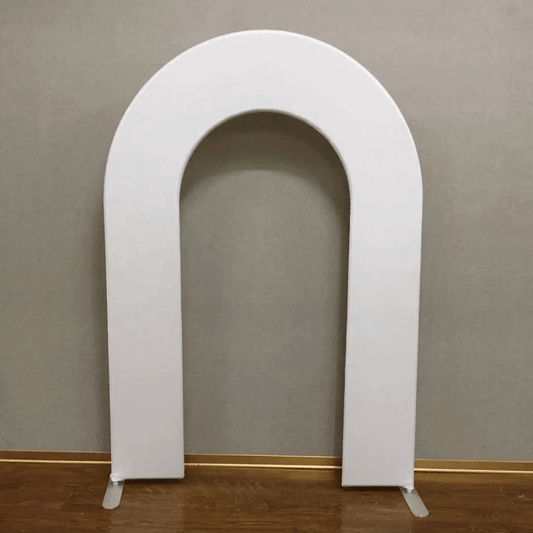 Biała otwarta przestrzeń łukowa pokrywa kształt drzwi na wesele fotografia tło Chiara metalowy stojak