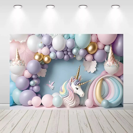 Unikornis torták Smash pasztell színű léggömbök fali koszorú hátterében